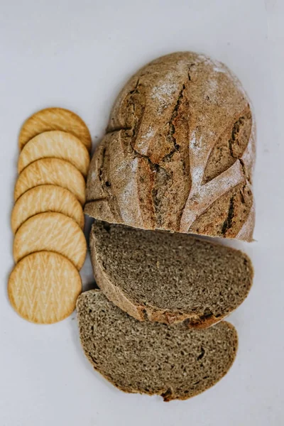 Ev yapımı taze çavdar ekmeği ve beyaz arka planda kurabiyeli buğday ekmeği. Sağlık kavramı ve daha büyük. Organik gıda konsepti, fotokopi alanı olan fotoğraf, yakın çekim.