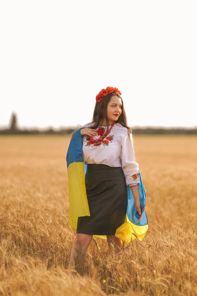 Young Pretty Girl Holds Flag Waiting Victory Field Wearing Ukrainian — Stock Photo, Image