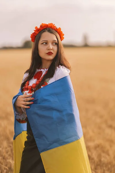 Młoda Smutna Dziewczyna Okryta Flagą Czekając Zwycięstwo Polu Ukraińskiej Narodowej — Zdjęcie stockowe