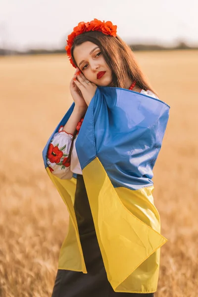 Молодая Грустная Девушка Окутанная Флагом Ждет Победы Поле Украинской Национальной — стоковое фото