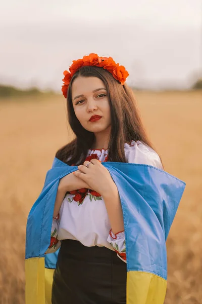 Ung Ledsen Flicka Höljd Flagga Väntar Seger Fältet Bär Ukrainska — Stockfoto