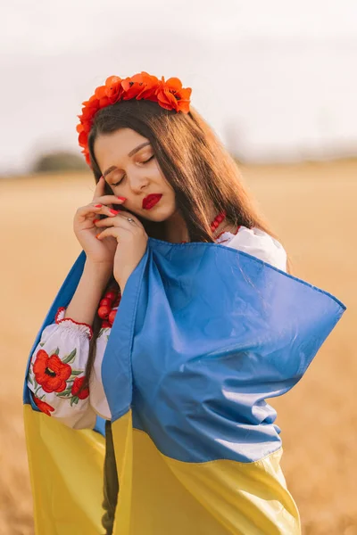 Молодая Грустная Девушка Окутанная Флагом Ждет Победы Поле Украинской Национальной — стоковое фото