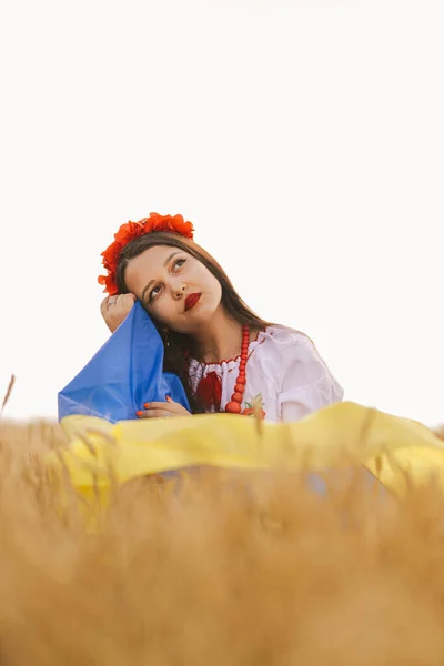Ung Flicka Omfamnar Flagga Vetefältet Bär Ukrainska Nationella Broderad Skjorta — Stockfoto