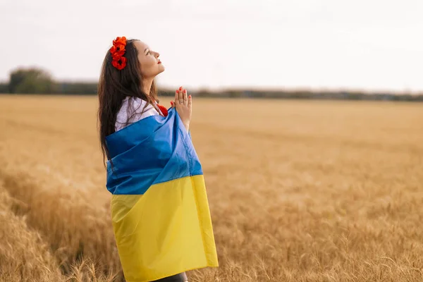 Ung Flicka Ber Vetefältet Bär Ukrainska Nationella Broderad Skjorta Med — Stockfoto