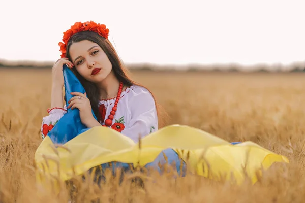 Young Girl Embraces Flag Wheat Field Wearing Ukrainian National Embroidered — Stock Photo, Image