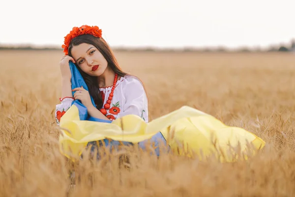 Девушка Обнимает Флаг Пшеничном Поле Вышитой Украинской Рубашке Цветочным Красным — стоковое фото