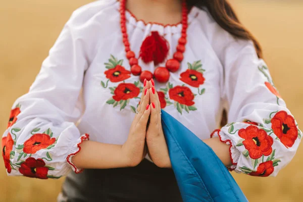 Молодая Девушка Молится Пшеничном Поле Вышитой Украинской Рубашке Цветочным Красным — стоковое фото