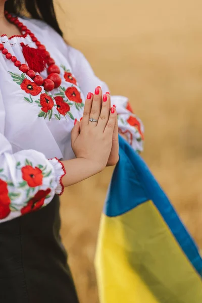 Young Girl Prays Wheat Field Wearing Ukrainian National Embroidered Shirt — Stock Photo, Image
