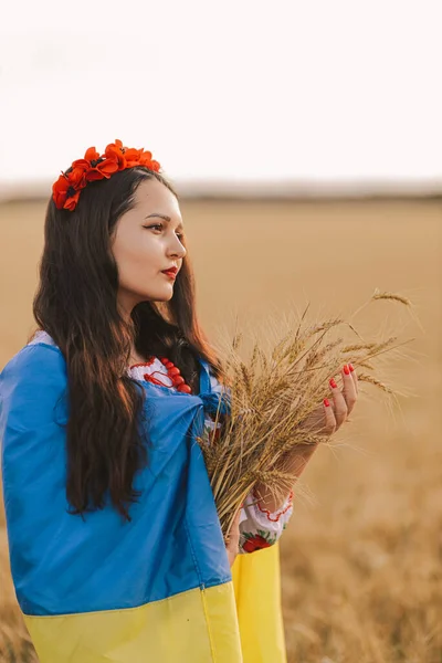 Молодая Грустная Девушка Окутанная Флагом Ожидании Победы Поле Украинской Национальной — стоковое фото
