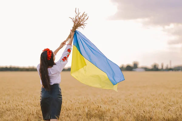 Ung Flicka Väntar Seger Fältet Bär Ukrainska Nationella Broderad Skjorta — Stockfoto
