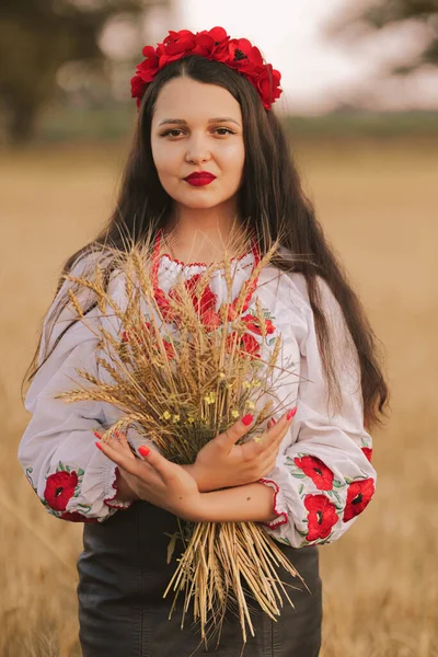 Молодая Красивая Девушка Держит Поле Пшеничный Букет Вышитой Украинской Рубашке — стоковое фото