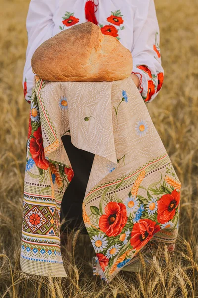 Young Girl Wheat Field Wearing Ukrainian National Ethnic Embroidered Shirt — Stock Photo, Image