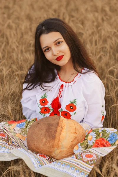 Young Girl Wheat Field Wearing Ukrainian National Ethnic Embroidered Shirt — Stock Photo, Image