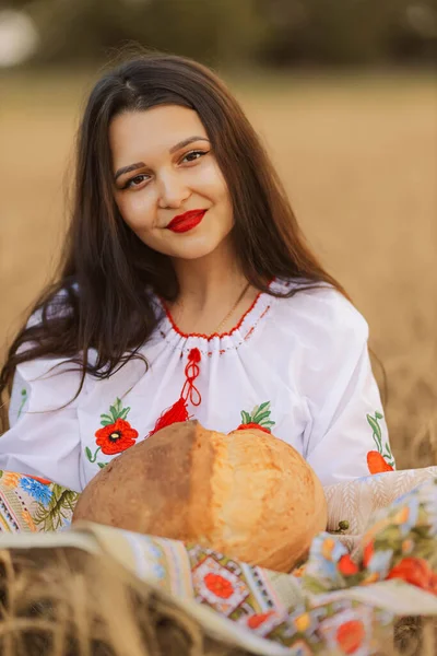 Молодая Девушка Находится Пшеничном Поле Украинской Национальной Вышитой Рубашке Держит — стоковое фото