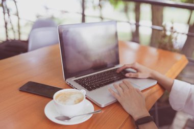 Terastaki kafede, bir fincan kahve içerken dijital tablet ve tasarımcı için dijital tabletle oturan sevimli, genç ve hevesli blogger kızın kırpılmış görüntüsü. Uzak ve bağımsız başarılı iş kavramı