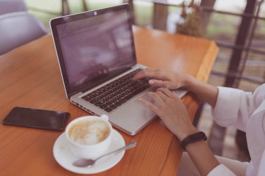 Terastaki kafede, bir fincan kahve içerken dijital tablet ve tasarımcı için dijital tabletle oturan sevimli, genç ve hevesli blogger kızın kırpılmış görüntüsü. Uzak ve bağımsız başarılı iş kavramı