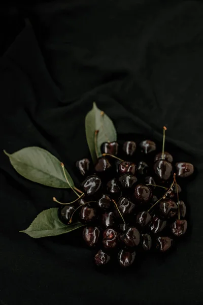 Fresh Ripe Dark Black Big Huge Sweet Cherries Leaves Water — Foto de Stock