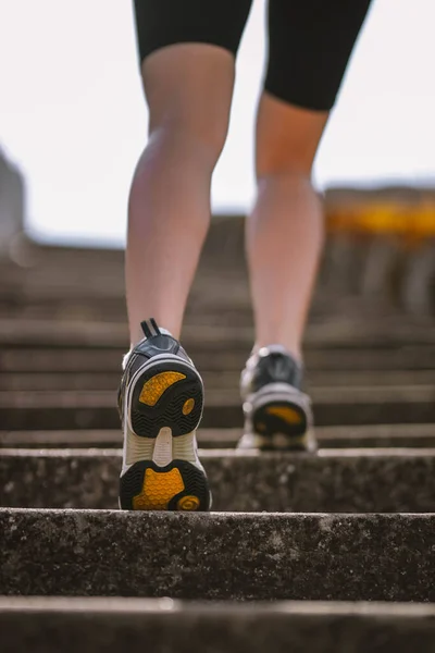 Closeup Photo Athlete Girl Legs Dressed Sportswear Sneakers Going Stairs 免版税图库图片