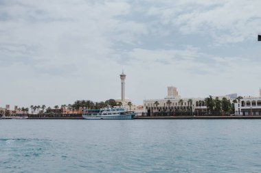Geleneksel Abra tekneleri ve rıhtımlarıyla Dubai Creek kanalı manzarası. BAE, Birleşik Arap Emirlikleri 'ndeki ünlü turizm merkezi. Tarihi Eski Arap kasabası. Deira Old Souk. Suni nehir uzunluğu 3 km