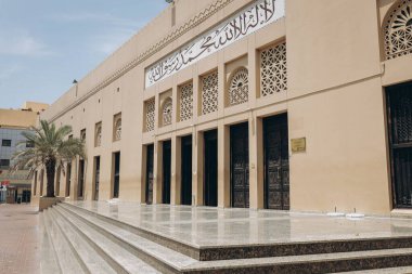Dubai, BAE - 15 Nisan 2021 Dubai 'deki Büyük Cami, 1900 yılında inşa edildi. 1000' den fazla insanın kapasitesine sahip.