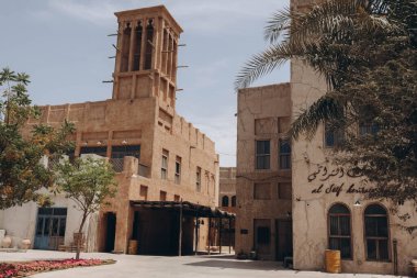 Dubai, BAE - 15 Nisan 2021: El Seef, Ortadoğu, Birleşik Arap Emirlikleri 'ndeki eski şehri temsil eden mimar. Dubai Creek 'in tarihi bölgesi popüler bir turistik yerdir.