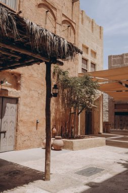 Mimar, Al Seef, Ortadoğu, Birleşik Arap Emirlikleri 'ndeki eski şehri temsil ediyor. Dubai Creek 'in tarihi bölgesi, geleneksel Arap kasabası olan popüler bir turizm merkezidir.