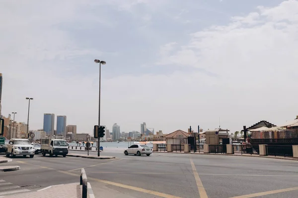 阿联酋迪拜 2021年4月15日 迪拜溪航道附近的公路景观 阳光灿烂的夏日 阿拉伯联合酋长国著名的旅游胜地 路上有车 城里有交通工具 地铁车站 — 图库照片