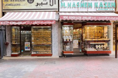 Bur Dubai Souk Market, BAE - 15 Nisan 2021: Yerel Arap pazarında parlak altın mücevher satışı, Birleşik Arap Emirlikleri 'nde Arap tarzı pazarlarda geleneksel hediyelik eşyalar. Deira pazarında yürüyen turistler