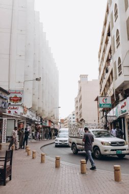 Dubai, BAE - 15 Nisan 2021: Dubai Creek kanalı yakınlarında yol manzarası. Güneşli bir yaz günü. BAE, Birleşik Arap Emirlikleri 'ndeki ünlü turizm merkezi. Arabalı yol, şehirde ulaşım. Metro istasyonu.