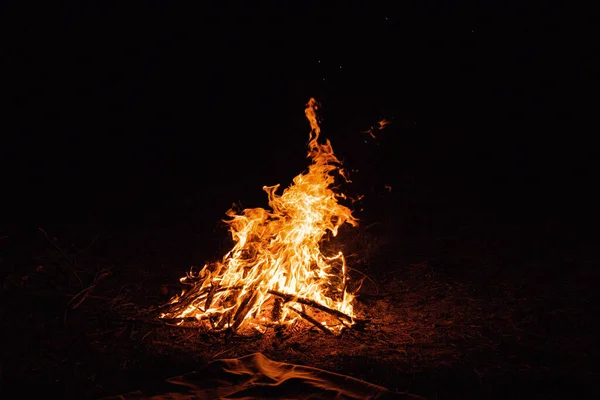 Orangefarbene Flammen Lodern Reste Eines Lagerfeuers Mit Funken Der Nacht — Stockfoto