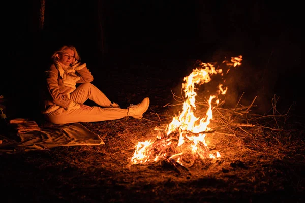 Женщина Сидит Огня Остатки Костра Искрами Лесной Поляне Ночью Возле — стоковое фото