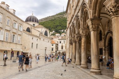 Dubrovnik, Hırvatistan - 21 Eylül 2021. Gotik Rektör 'ün sarayındaki turistler, Rönesans döneminden kalma binalara sahipler. Eski kasaba UNESCO Dünya Mirası listesinde yer aldı. Kralın Şehri, Başkent Yedi Krallık