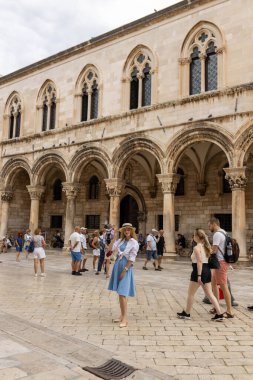Dubrovnik, Hırvatistan. Bayan, Rönesans döneminden kalma binalarla Gotik Rektör 'ün sarayında duruyor. Eski kasaba UNESCO Dünya Mirası listesinde yer aldı. Kralın Şehri, Başkent Yedi Krallık