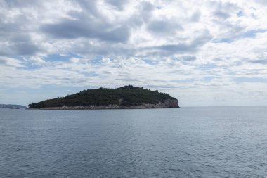 Dalmaçya bölgesindeki Adriyatik Denizi 'ndeki Lokrum Adası takımadalarına bakın. Seyahat ve doğa kavramı. Hayaletler ve gizemli Dubrovnik tarihi eğlenceler, huzur ve sükunet.