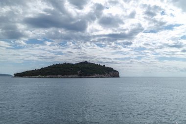 Dalmaçya bölgesindeki Adriyatik Denizi 'ndeki Lokrum Adası takımadalarına bakın. Seyahat ve doğa kavramı. Hayaletler ve gizemli Dubrovnik tarihi eğlenceler, huzur ve sükunet.