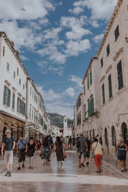 Dubrovnik, Hırvatistan - 21 Eylül 2021: Turistler ve gezginler Placa boyunca Ana Cadde boyunca yürüyorlar. Eski kasaba 1979 yılında Avrupa 'da UNESCO Dünya Mirasları Listesi olarak listelendi. Birincil gezinti alanı Stradun.