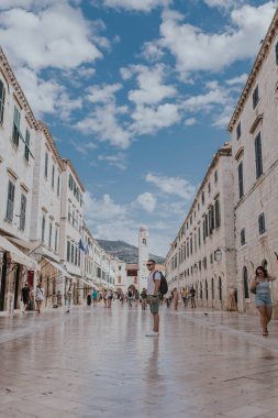 Dubrovnik, Hırvatistan: Erkek turist, gezgin Placa boyunca yürüyor, ana caddede. Eski kasaba 1979 yılında Avrupa 'da UNESCO Dünya Mirasları Listesi olarak listelendi. Ana gezinti güvertesi Stradun 'dur.