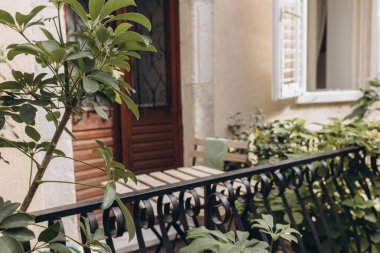 Dubrovnik, Hırvatistan - 21 Eylül 2021: Eski ortaçağ kasabasındaki yeşil balkon, UNESCO Dünya Mirasları Listesi. Kralın Şehri, Yedi Krallık 'ın başkenti Game of Thrones' da