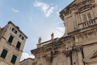 Dubrovnik, Hırvatistan - 21 Eylül 2021: Eski kentin çatıları UNESCO Dünya Mirasları listesine alındı. Turizm ve seyahat. Game of Thrones 'daki Yedi Krallık' ın başkenti Kralın Şehri 'ydi..