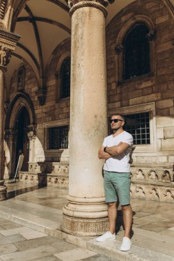 Adam, Rönesans döneminden kalma binalarla Gotik Rektör 'ün sarayında duruyor. Eski kasaba UNESCO Dünya Mirası listesinde yer aldı. Kralın Şehri, Yedi Krallık 'ın başkenti, Game of Thrones' u gösterin. Dubrovnik, Hırvatistan