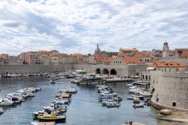 Dubrovnik, Hırvatistan - 21 Eylül 2021: Adriyatik Denizi üzerinde kaleli bir Hırvat kenti. Panorama manzaralı. Eski kasabadaki limanda tekne ve gemiler. Belirgin bir seyahat rotası. UNESCO Dünya Mirası Alanı