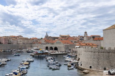 Dubrovnik, Hırvatistan - 21 Eylül 2021: Adriyatik Denizi üzerinde kaleli bir Hırvat kenti. Panorama manzaralı. Eski kasabadaki limanda tekne ve gemiler. Belirgin bir seyahat rotası. UNESCO Dünya Mirası Alanı