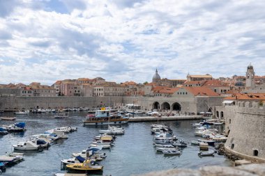 Dubrovnik, Hırvatistan - 21 Eylül 2021: Adriyatik Denizi üzerinde kaleli bir Hırvat kenti. Panorama manzaralı. Eski kasabadaki limanda tekne ve gemiler. Belirgin bir seyahat rotası. UNESCO Dünya Mirası Alanı