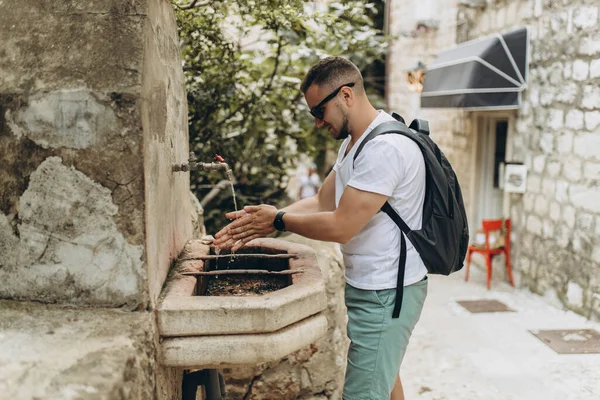Hombre Turista Viajero Lavarse Las Manos Fuera Calle Grifo Medieval — Foto de Stock