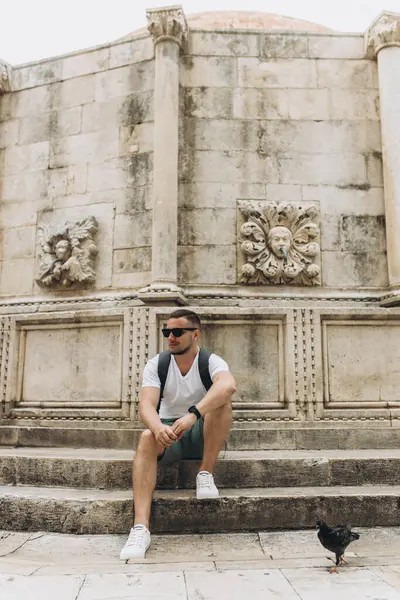 Homem Senta Por Torneira Rua Pedra Antiga Para Água Doce — Fotografia de Stock