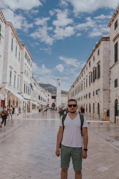 Dubrovnik Croacia Hombre Turista Paseos Viajeros Largo Placa Calle Principal — Foto de Stock
