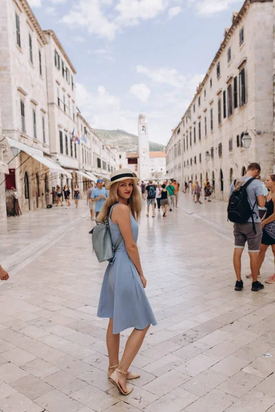 Dubrovnik Croacia Hermosa Turista Dama Viajero Vestido Azul Sombrero Paja — Foto de Stock