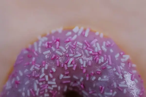 Die Großaufnahme Des Donuts Mit Violettem Sahnehäubchen Und Farbigen Streuseln — Stockfoto