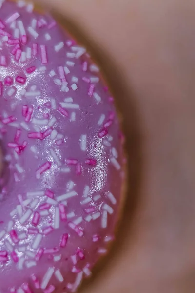 Die Großaufnahme Des Donuts Mit Violettem Sahnehäubchen Und Farbigen Streuseln — Stockfoto