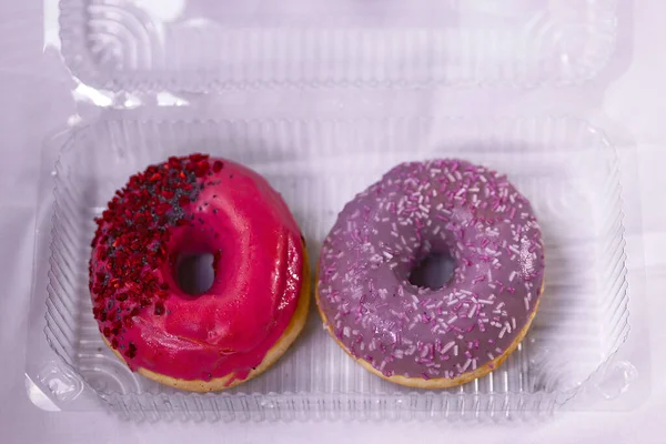 Nahaufnahme Der Donuts Mit Rosa Und Violettem Zuckerguss Und Farbigen — Stockfoto